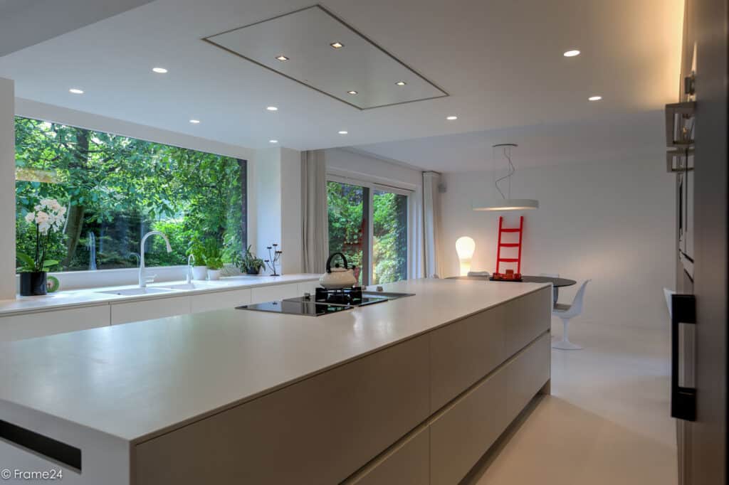 Boven kozen we voor donkere eiken parket, als rustige tegenhanger van de lichte benedenverdieping.