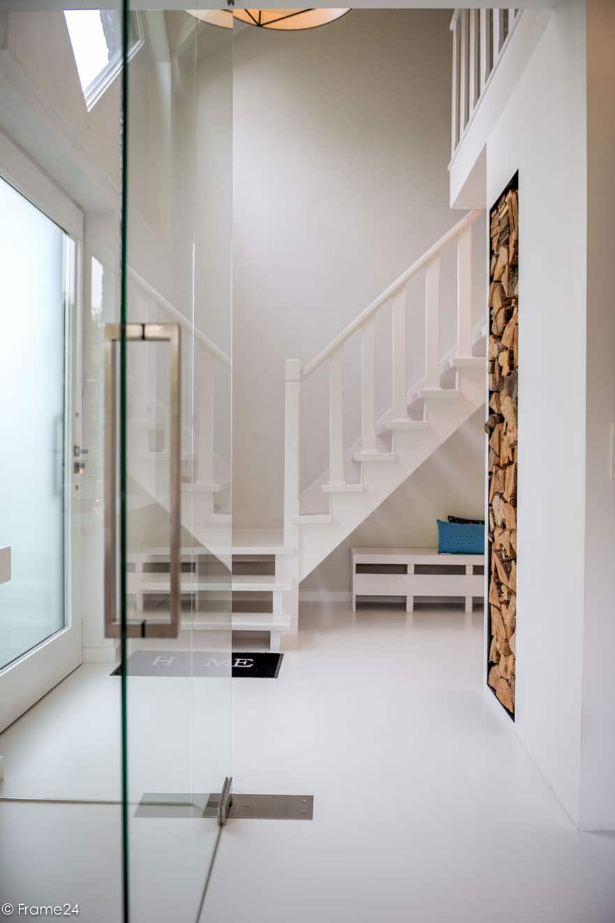 De PU-gietvloer voelt zacht en laat daglicht zonder onderbreking door de ruimte glijden.